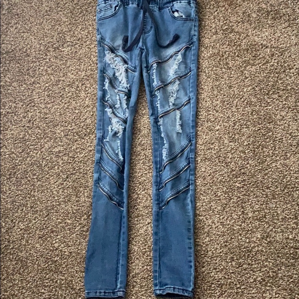 Ripped/zipper jeans